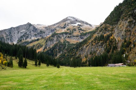 Foto de Paisaje alpino, pastos y montañas, refugio turístico, hermosa vista - Imagen libre de derechos