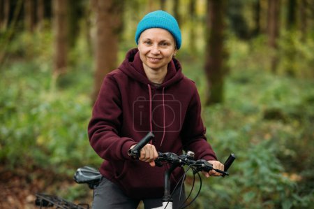 Foto de Retrato de un ciclista en el bosque en bicicleta - Imagen libre de derechos
