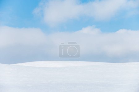 Foto de Colina cubierta de nieve bajo el cielo azul - Imagen libre de derechos