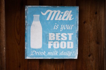 Téléchargez les photos : Le lait est votre meilleure nourriture, panneau mural vintage, vraie photo - en image libre de droit