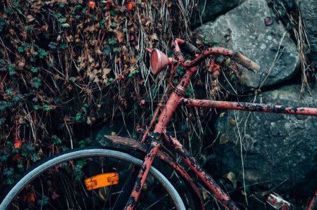 Téléchargez les photos : Vieux vélo rouillé jeté contre le mur en Europe - en image libre de droit