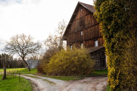 Foto de Granero de madera, arquitectura rural en Alemania primavera - Imagen libre de derechos