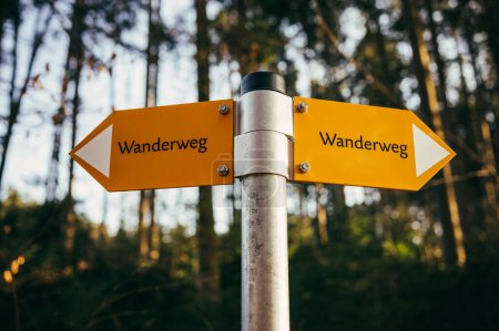 Téléchargez les photos : Panneau Wanderweg (sentier de randonnée) dans la nature - en image libre de droit