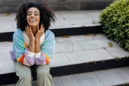 Téléchargez les photos : Portrait souriant de femme américaine noire à l'extérieur. Photo de haute qualité - en image libre de droit