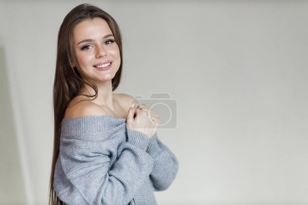 Foto de Joven mujer sonriente en el interior en ropa acogedora. Foto de alta calidad - Imagen libre de derechos