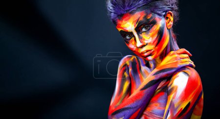 Téléchargez les photos : Portrait of the bright beautiful girl with art colorful make-up and bodyart. Download a picture with free space for text. Mockup for a music album. Cover design for e-book. Abstract image. - en image libre de droit