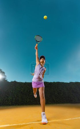 Téléchargez les photos : Tennis player. Girl teenager athlete with racket on tennis court. Download photo for advertising in tennis and sports for social networks. - en image libre de droit
