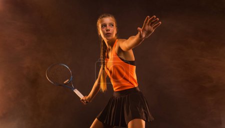 Foto de Jugador de tenis. Descarga una foto para anunciar tu academia de tenis deportivo para niños. Chica atleta adolescente con raqueta. Concepto deportivo - Imagen libre de derechos