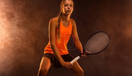 Téléchargez les photos : Tennis player. Download a photo to advertise your sports tennis academy for kids. Girl athlete teenager with racket. Sport concept - en image libre de droit