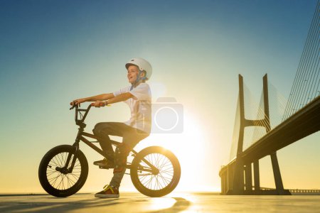Foto de Adolescente BMX rider está realizando trucos en skatepark
. - Imagen libre de derechos
