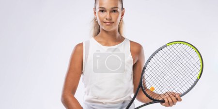 Téléchargez les photos : Joueur de tennis. Athlète adolescente avec raquette isolée sur fond blanc. Télécharger la photo pour la publicité dans les magazines sportifs sur le tennis et le sport - en image libre de droit