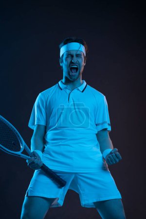 Foto de Tenis playeron un fondo negro con humo. Descargue una foto para anunciar el tenis en una revista, en las noticias en el sitio, en la cartelera. Promoción del tenis en las redes sociales - Imagen libre de derechos
