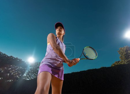 Téléchargez les photos : Tennis player. Girl teenager athlete with racket on tennis court. Download photo for advertising in tennis and sports for social networks. - en image libre de droit