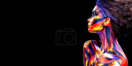 Téléchargez les photos : A girl in a glowing neon circle. Woman in color body painting on her face. Cover art for your mixtape, video, song or podcast. Design for book cover - en image libre de droit