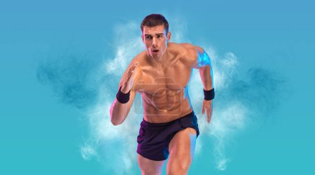 Téléchargez les photos : Concept de coureur. Athlète sprinteur en cours d'exécution sur fond bleu. Fitness et motivation sportive. Parcours - en image libre de droit