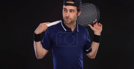 Foto de Jugador de tenis con raqueta. Descarga una foto de un jugador de tenis en un resplandor de neón para anunciar eventos deportivos. Apuestas deportivas en línea en una aplicación móvil - Imagen libre de derechos