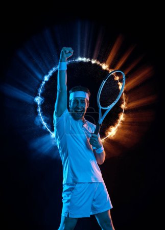 Téléchargez les photos : Joueur de tennis avec raquette. Téléchargez une photo d'un joueur de tennis dans une lueur néon pour annoncer des événements sportifs. Paris sportifs en ligne dans une application mobile - en image libre de droit