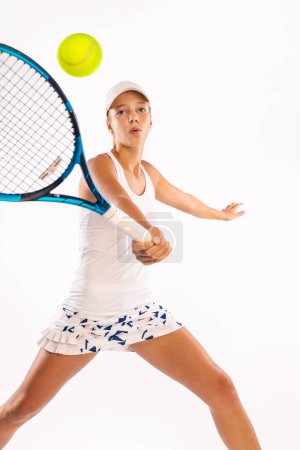 Téléchargez les photos : Joueur de tennis. Athlète adolescent isolé sur fond blanc. Concept fitness et sport - en image libre de droit