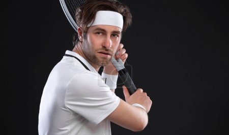 Foto de Jugador de tenis con raqueta. Hombre atleta jugando aislado en el fondo - Imagen libre de derechos