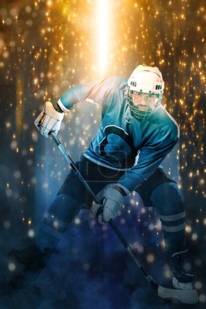 Eishockeyspieler. Laden Sie hochauflösende Fotos für Sportwetten-Werbung herunter. Eishockey-Athlet mit Helm und Handschuhen im Stadion mit Stock. Action shot. Sportkonzept. Sport-Tapete