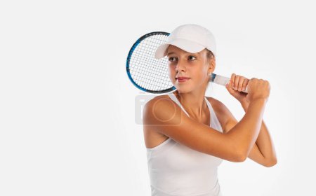Foto de Jugador de tenis. Hermosa chica adolescente y atleta con raqueta en ropa de deporte y sombrero en pista de tenis. Concepto deportivo - Imagen libre de derechos