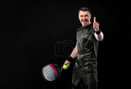 Téléchargez les photos : Joueur de tennis Padel avec raquette. Homme athlète avec raquette sur le terrain avec des couleurs fluo. Concept sportif. Téléchargez une photo de haute qualité pour la conception d'une application sportive ou d'un site de paris - en image libre de droit