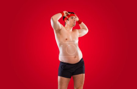 Foto de Un hombre muy gordo se atraganta con crema. Obesidad y trastorno alimentario. Concepto de dietética y publicidad fitness en redes sociales - Imagen libre de derechos