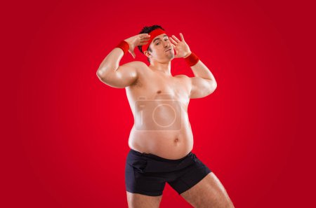 Foto de Un hombre muy gordo se atraganta con crema. Obesidad y trastorno alimentario. Concepto de dietética y publicidad fitness en redes sociales - Imagen libre de derechos