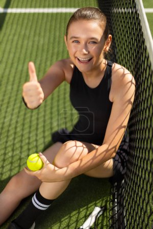 Foto de Tenista de padel con raqueta. Chica atleta con raqueta de paddle en pista al aire libre. Concepto deportivo. Descargar una foto de alta calidad para el diseño de una aplicación deportiva o sitio web - Imagen libre de derechos