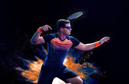 Téléchargez les photos : Joueur de badminton en tenue sportive en quête d'une navette avec balançoire de raquette. Tournage studio
. - en image libre de droit