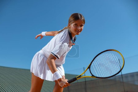 Foto de Jugador de tenis con raqueta. Descarga una foto de un jugador de tenis en un resplandor de neón para anunciar eventos deportivos. Apuestas deportivas en línea en una aplicación móvil - Imagen libre de derechos