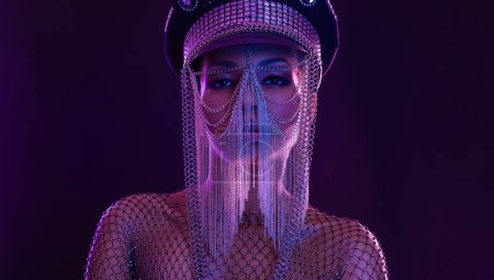 Foto de Chica DJ en luces de neón con gafas y auriculares. Mujer hermosa en pintura violeta en su rostro y cuerpo. Retrato de sexy TDJ en fiesta de club - Imagen libre de derechos
