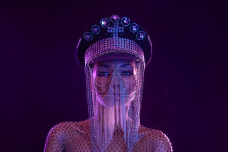 Téléchargez les photos : Jeune DJ en néons avec lunettes et écouteurs. Femme belle en peinture violette sur son visage et son corps. Portrait de sexy TDJ à la fête du club - en image libre de droit