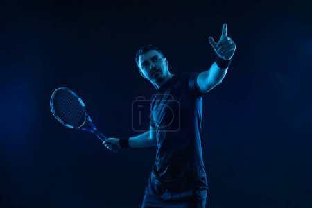 Foto de Jugador de tenis con raqueta. Hombre atleta jugando aislado en el fondo - Imagen libre de derechos