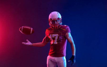 Téléchargez les photos : American football player banner for ads. Template for a sports magazine, websites, articles, outdoor advertisments with copy space. Mockup for betting advertisement - en image libre de droit