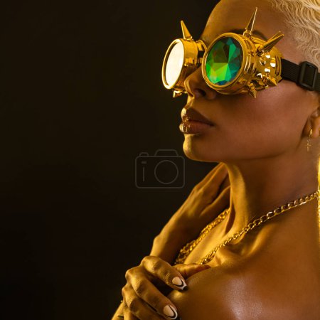 Téléchargez les photos : Jeune DJ en néons avec lunettes et écouteurs. Belle femme en peinture violette sur son visage et son corps. Portrait de sexy TDJ à la fête du club - en image libre de droit