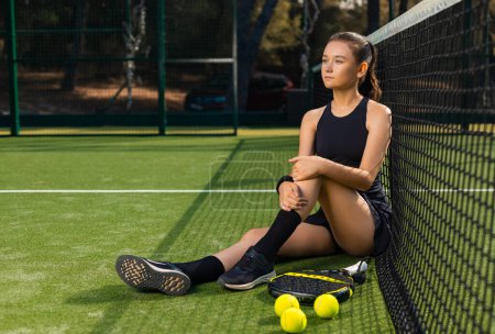 Téléchargez les photos : Joueur de tennis Padel avec raquette. Athlète fille avec raquette de pagaie sur le terrain à l'extérieur. Concept sportif. Téléchargez une photo de haute qualité pour la conception d'une application sportive ou d'un site Web - en image libre de droit