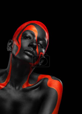 Foto de The Art Face. Cómo hacer un diseño de portada Mixtape Descargar imagen de alta resolución con pintura de cuerpo negro y amarillo en la mujer africana para su canción de música. Crear plantilla de álbum con imagen creativa - Imagen libre de derechos