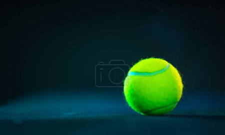 Téléchargez les photos : Balle de tennis Padel sur le terrain. Téléchargez une photo de haute qualité avec pagaie pour la conception d'une application sportive ou d'une publicité sur les médias sociaux - en image libre de droit