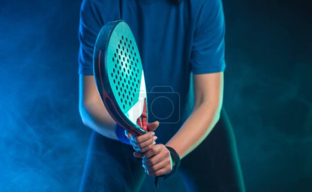 Téléchargez les photos : Joueur de tennis Padel avec raquette. Athlète adolescente avec raquette sur le terrain avec des couleurs fluo. Concept sportif. Téléchargez une photo de haute qualité pour la conception d'une application sportive ou d'un site de paris - en image libre de droit