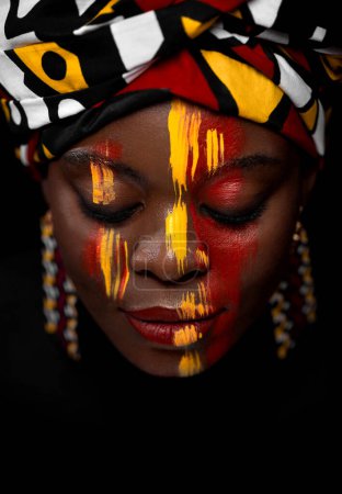 Afrikanisches Mädchen mit nationalem Kopfschmuck. Kopierplatz für Werbung für eine Veranstaltung, Rabatte am Black Friday oder ein Musikalbum.