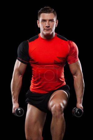 Téléchargez les photos : Jeune sportif sans chemise athlétique - modèle de fitness avec haltère dans la salle de gym. - en image libre de droit