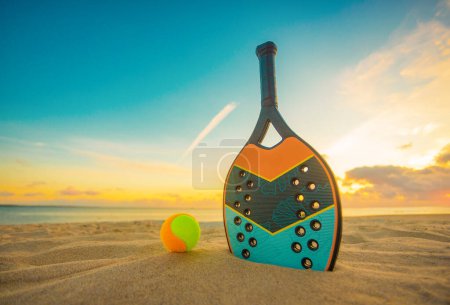 Téléchargez les photos : Raquettes de tennis de plage. Terrain de sport et balles. Téléchargez une photo de haute qualité avec pagaie pour la conception d'une application sportive ou d'une publicité sur les médias sociaux - en image libre de droit