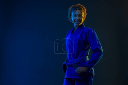 Brasilianerin Jiu Jitsu Kämpferin ist bereit für den Jiu Jitsu Ringkampf. Brasilianischer Nationalsport