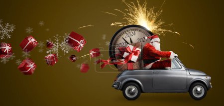 Weihnachten naht. Weihnachtsmann auf Spielzeugauto mit Neujahrsgeschenken 2024 und Countdown-Uhr vor blauem Hintergrund mit Feuerwerk