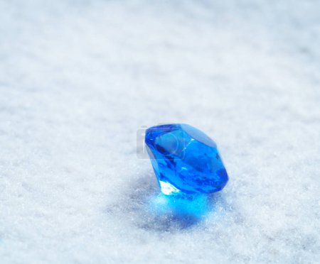 Téléchargez les photos : Glace saphir bleue. Extraction de pierres précieuses. - en image libre de droit