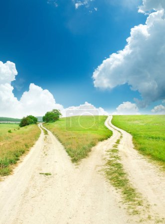 Téléchargez les photos : Cross roads horizon avec herbe et ciel bleu - en image libre de droit