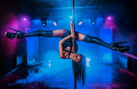 Téléchargez les photos : Jeune femme pole dance en boîte de nuit intérieur - en image libre de droit
