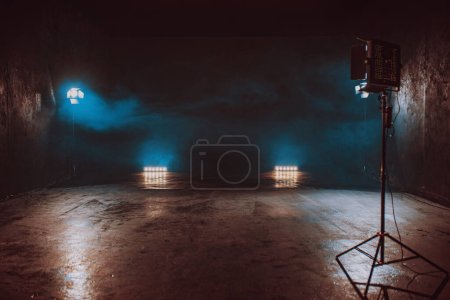 Téléchargez les photos : Intérieur studio de film vidéo sombre avec lumières - en image libre de droit