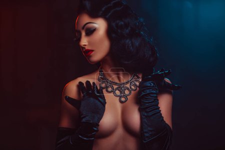 Téléchargez les photos : Jeune style cabaret sexy femme portrait topless avec des gants noirs - en image libre de droit